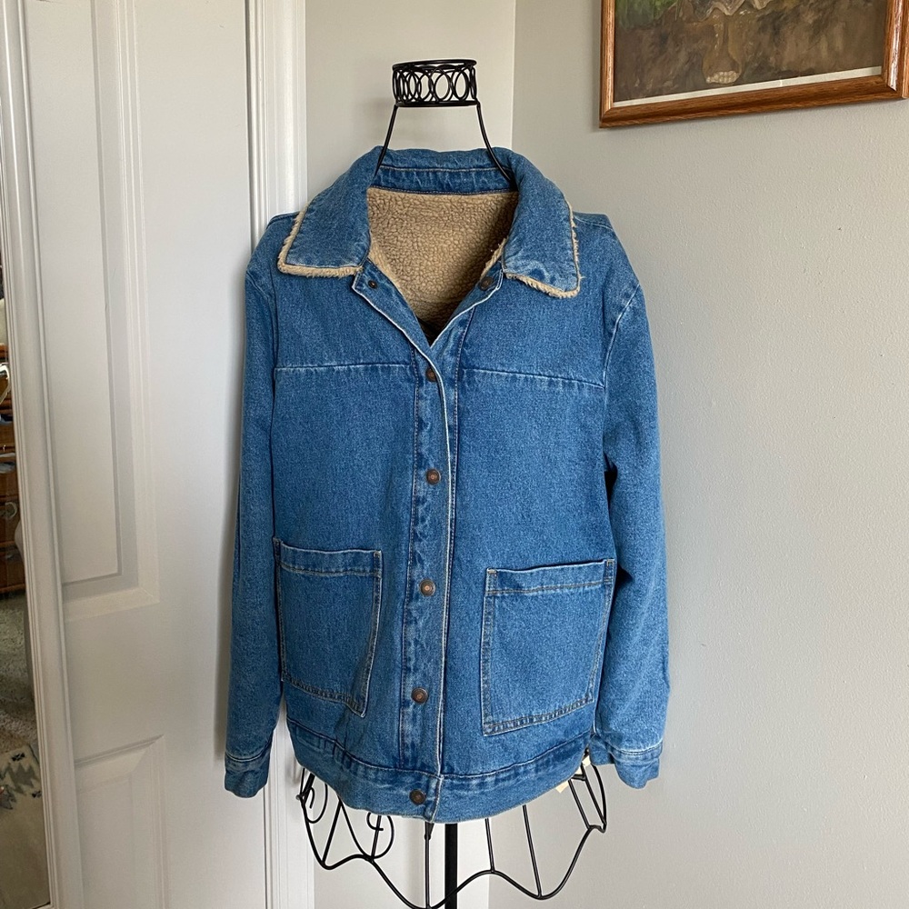 Forever21 reversible jean jacket sherpa jacket two pockets snap buttons